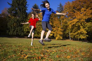 Niños corriendo en un campo.