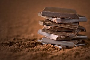 Barra de chocolate oscuro en cuadros.