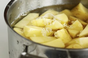 Papas que hierven en una olla.