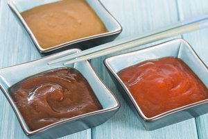 Sustituye la salsa de soja con alsa de pescado o la salsa teriyaki.