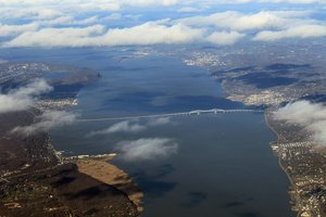 Tarrytown se encuentra justo al norte del Puente Tappan Zee, sobre el Río Hudson.