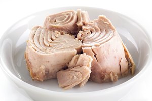 El atún es bajo en carbohidratos y alto en proteína.