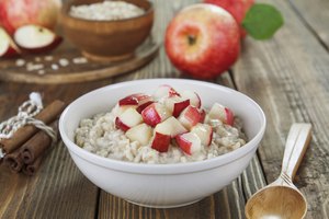 Tazón de avena con manzanas.