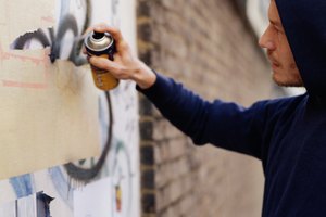 Pintar con aerosol es práctico, pero suele manchar mucho.
