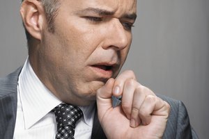Generalmente, los antibióticos no son apropiados para el tratamiento de la bronquitis aguda.