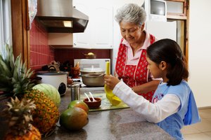 Retira el corazón de la piña usando un cuchillo o una cuchara.