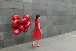 Caminar es un ejercicio ligero que te puede ayudar a aliviar los síntomas de la menstruación.