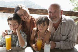 Ordena agua o leche natural baja en grasa del 1 por ciento y no pidas jugos azucarados o bebidas gaseosas.