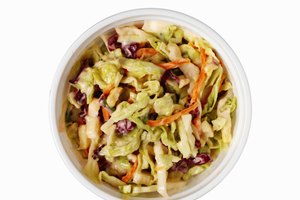Incluso un acompañamiento pequeño de ensalada de col es alto en calorías.
