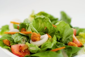 Agrega vegetales coloridos a tu ensalada.