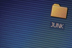 Los programas Mailer-Daemon rechazan los correos electrónicos basura e informan al remitente.