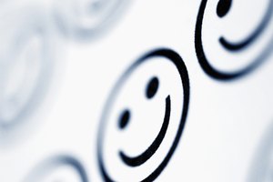 Haz caras sonrientes en tus textos para comunicar mejor tu humor o agregar significado.