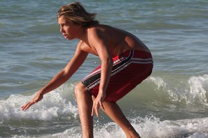 Skimboards se utilizan para surfear olas y a través de la arena en aguas poco profundas.