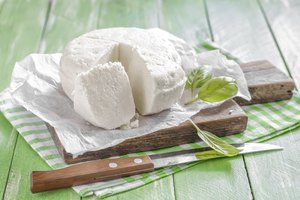 Si vas a consumir queso, que sea bajo en grasas.