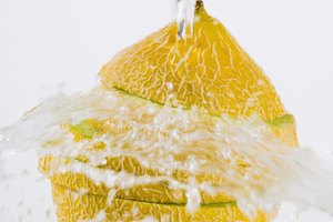 Se recomienda lavar los melones sin cortar con jabón y agua caliente.