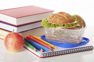 Haciendo el almuerzo para los niños.