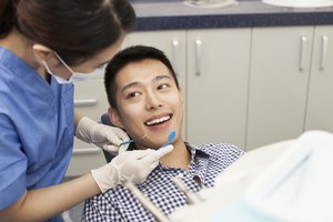 Un joven sonríe a su dentista