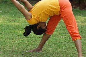 Los estudiantes deberían tratar de mantener las rodillas algo relajadas al hacer flexiones de pie.