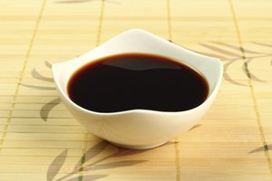 Tazón pequeño de salsa de soya.