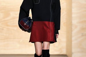 La modelo se ve deportiva con una falda y botas de equitación en la pasarela Proenza Schouler Fall 2012 en la ciudad de Nueva York