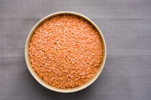 Las lentejas anaranjadas van del color rojo al anaranjado-melón y vienen en variedades como la