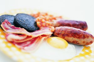 Una dieta DASH de 2000 calorías incluye no más de 6 oz por día de proteínas magras, como la carne de cerdo, aves de corral, huevos y pescado.