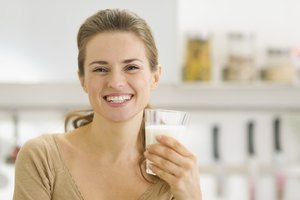 Mujer tomando un vaso de leche.
