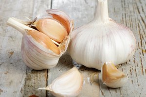 Cabeza y dientes de ajo.
