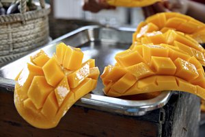 Mango rebanado en la cocina.