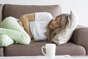Una mujer con dolor de estómago
