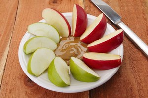 Come fruta y mantequilla de maní en cada alimento.