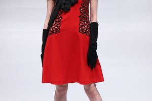 Una modelo muestra una pieza de la colección Xie Feng en la Semana de la Moda de Beijing Otoño/Invierno 2013-2014 en marzo de 2013.