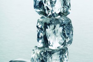 Pica un poco de hielo o toma un cubo y mantenlo en las ampollas por 10 minutos tres veces al día.
