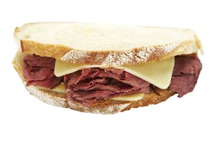Con menos de 3 gramos de grasa por onza, el pastrami constituye una buena elección de carne magra.