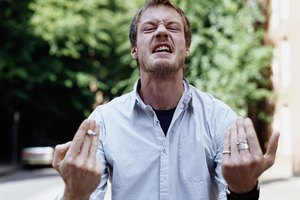 Imagen de un hombre con actitud amenazadora