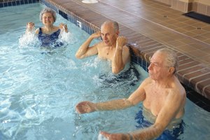 Puedes realizar aeróbicos en agua a cualquier edad.