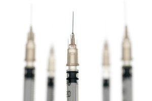 Los efectos secundarios pueden empeorar si tu hijo se enferma cuando el médico administra la vacuna