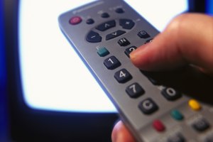 Enciende los dos televisores y el receptor de DirecTV.