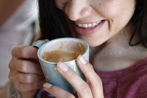 El codo de tenista puede causar molestias al realizar actividades comunes como sostener una taza de café.
