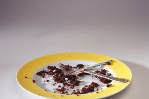 Para algunos, el pastel red velvet (terciopelo rojo) puede contener algo de misterio ya que este delicioso pastel con sabor a chocolate presenta un tono rojo que puede ser brillante u oscuro.