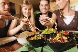 Si omites el desayuno y el almuerzo, es probable que comas de más en la cena.