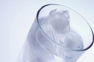 Bebe tragos de Svedka o porciones pequeñas para limitar tu consumo de calorías.