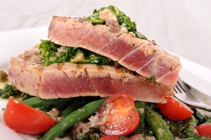 Filete de atún asado con verduras.