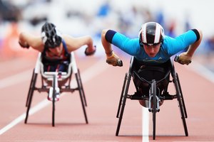 Rochelle Woods de Gran Bretaña cruzando la línea final en el torneo Visa London Disability Athletics Challenge de Londres.