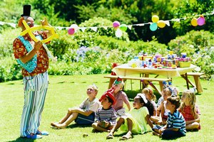 Busca bocadillos altos en fibra y bajos en azúcar para mantener a tus hijos con energía.
