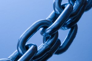 Usa cadenas para adicionarle resistencia dinámica a las flexiones de brazos.