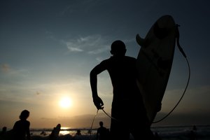 Los surfistas llenan la costa de Kuta desde que amanece hasta que anochece.