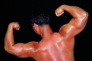 El press de hombros se dirige principalmente a los deltoides.