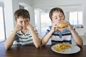 Puede ser un verdadero reto alimentar a un niño vegetariano.