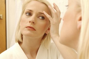 El maquillaje correcto puede disimular las arrugas.